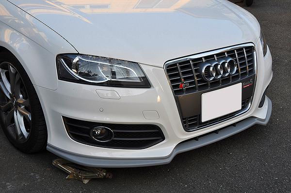 白いAudiのグリルとヘッドライト