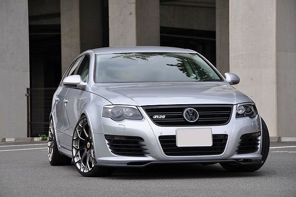屋外に停車した銀色のフォルクスワーゲンR36