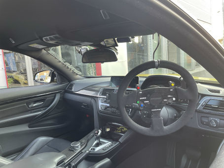 ニューカマーなステアリングを世界で一番にM4に装着