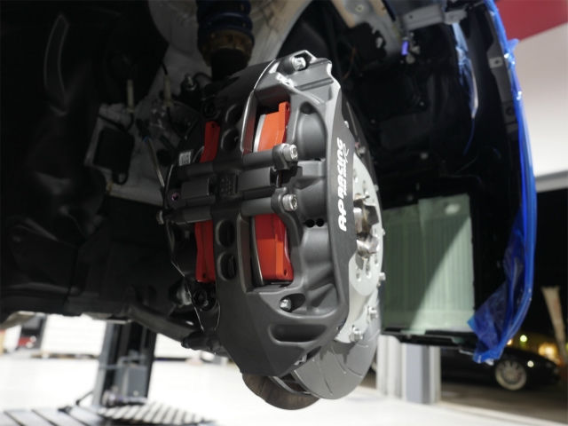 AP Racing製ブレーキキャリパーと赤いブレーキパッド
