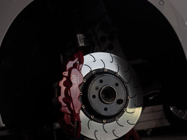 AP Racingの赤いキャリパーとスリット入りブレーキディスク