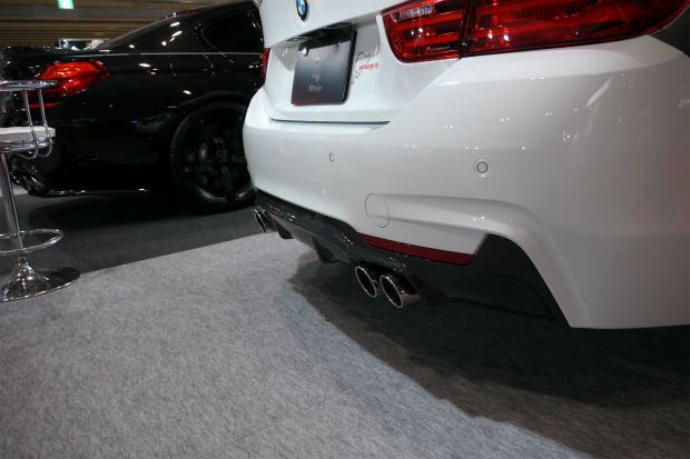 BMWの白いリアバンパーと4本出しマフラー