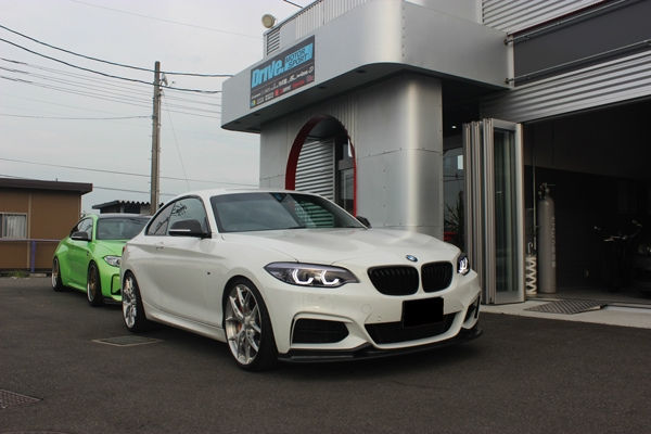 Drive. MOTOR SPORT店舗前に停まるBMW M235i