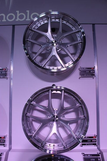 展示されたTWS製20インチアルミホイールの205Sモデル