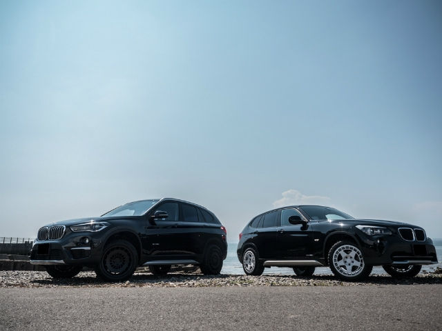 海辺に並ぶ黒いBMW X1のSUV2台