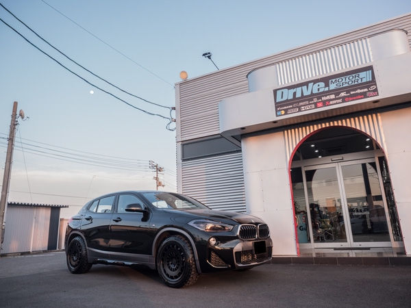 Drive. MOTOR SPORT店舗前に停車する黒のBMW X2
