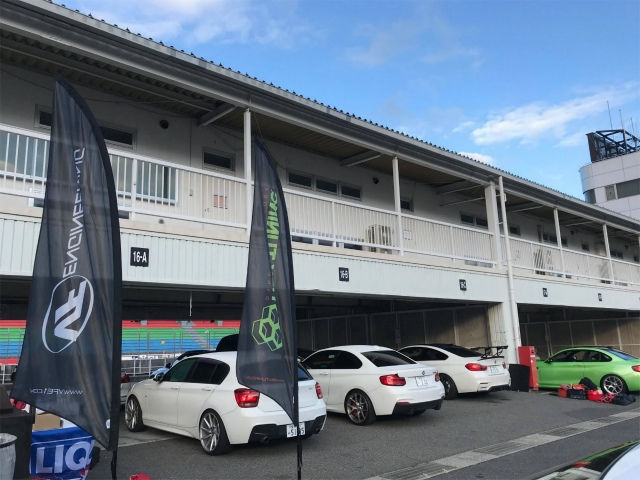 Drive.旧店舗前に並ぶ車両