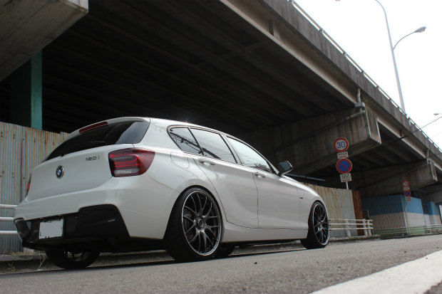 高架下に停めた白いBMWハッチバック