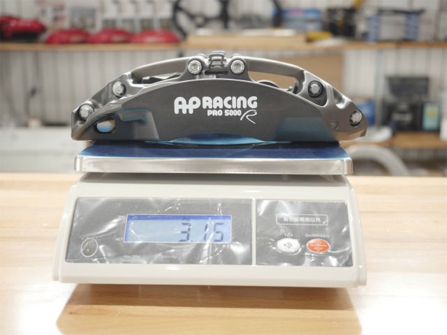 デジタル秤で3.15kgと表示されたAP Racing PRO 5000 Rブレーキキャリパー