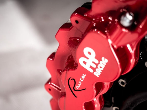 AP Racing Radi-CAL 赤いブレーキキャリパーのクローズアップ