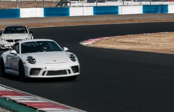 サーキットを走る白いPorsche