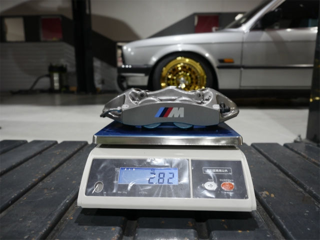 デジタル秤で計測されるBMW Mロゴ入りブレーキキャリパー、表示は2.82kg