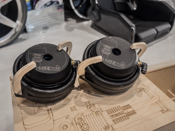HYBRIDairのロゴ入りエアサスペンション用カップキット
