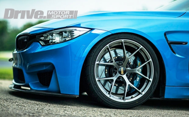 BBSホイールを装着した青いBMW M4のフロントサイド