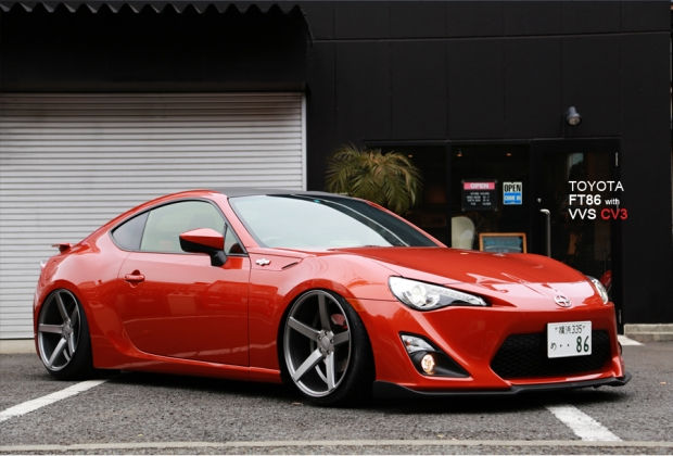 車高を下げた赤いToyota 86