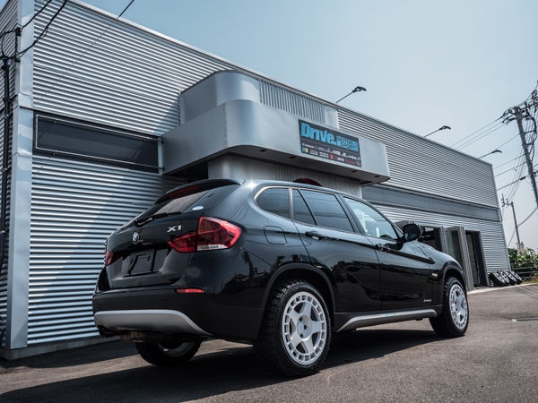 Drive. MOTOR SPORT店舗前に停車するBMW X1