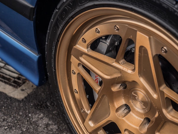ブロンズカラーの5本スポークホイールとTOYOタイヤの接写