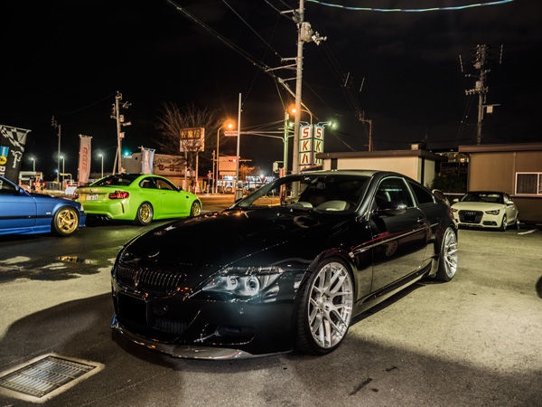 夜の駐車場に停車する黒のBMW E63 M6 クーペ