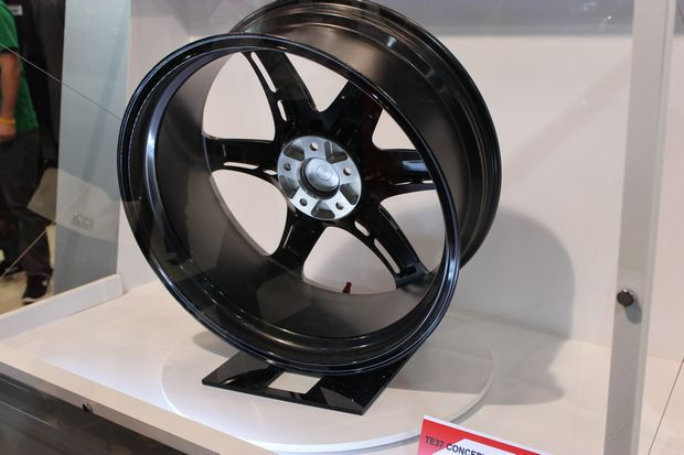 展示台に置かれた黒いTE37 CONCEPTアルミホイール