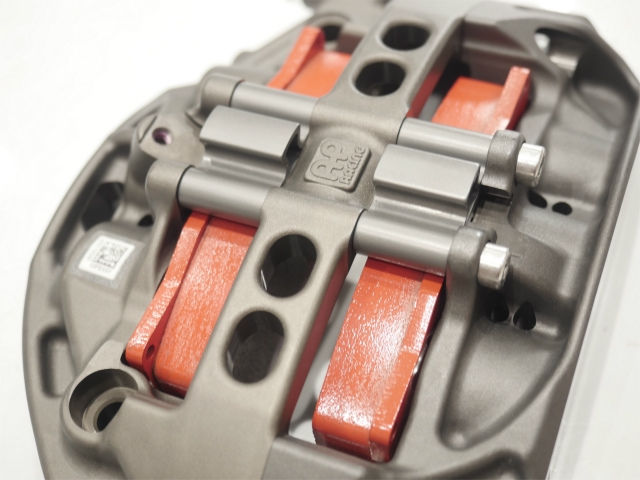 AP Racingのロゴ入りブレーキキャリパーと赤いブレーキパッド