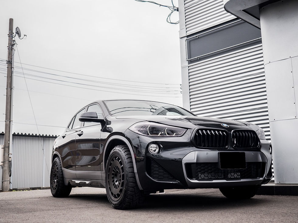 オフロードタイヤを装着した黒のBMW X2