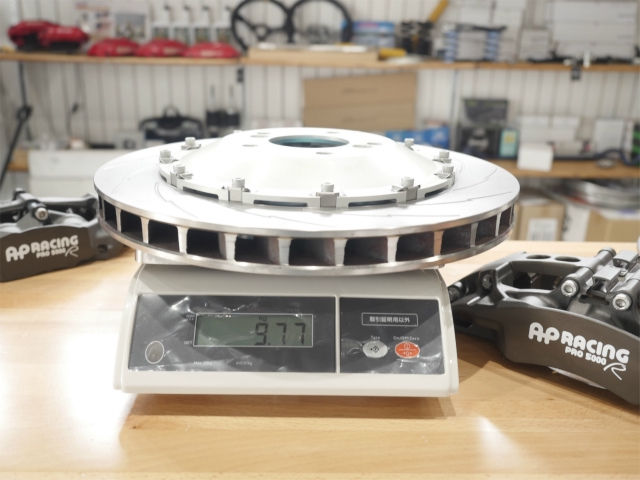計量器で9.77kgと表示されたAP Racingブレーキローター