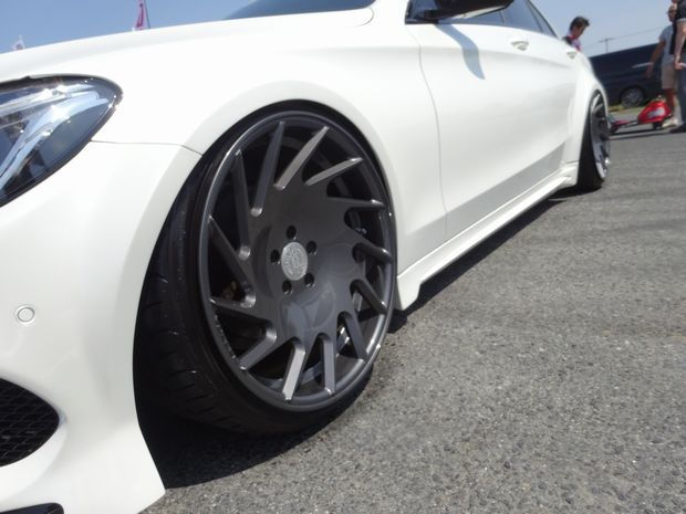 グレーのカスタムホイールを装着した白い高級車