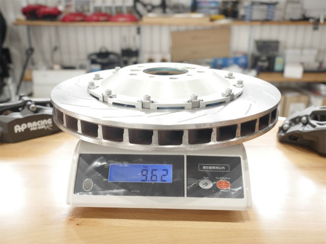 デジタル秤で計測される9.62kgのブレーキローター