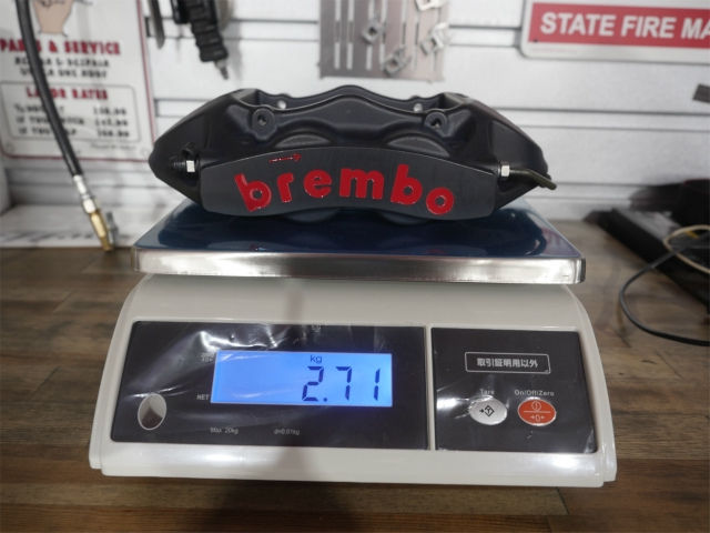表示値2.71の秤に載せたBremboブレーキキャリパー