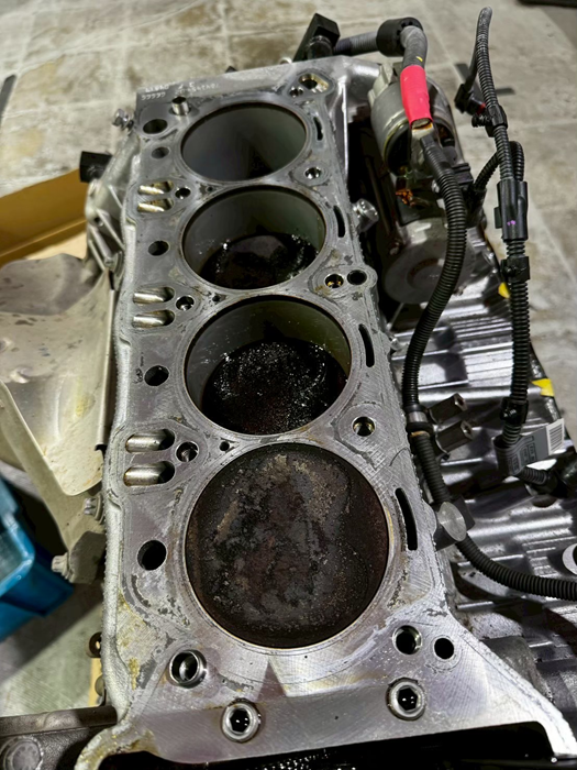 BMW S65 シリンダーヘッド バルブ周辺 カーボン汚れ