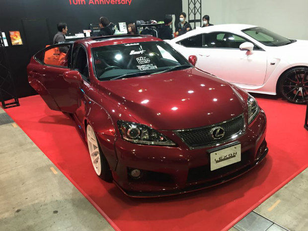 赤いレクサスISのカスタムカー展示