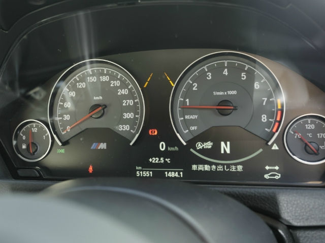 BMW Mモデルのインストルメント・パネルとメーター。走行距離51,551kmを表示しています。