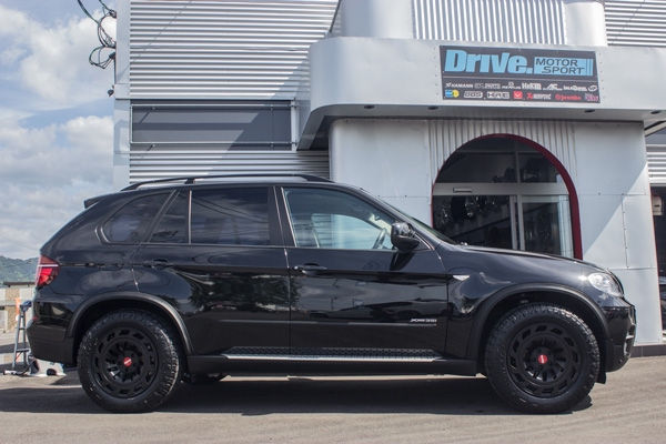 Drive. MOTOR SPORT店舗前に停車する黒のBMW X5