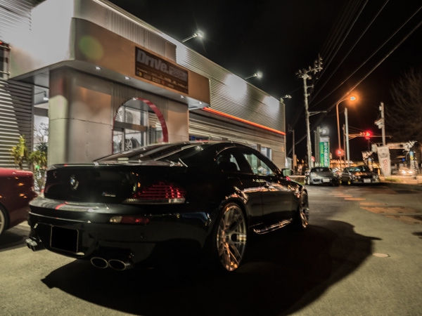 夜のDrive. Motor Sport店舗前に停まる黒いBMW M6