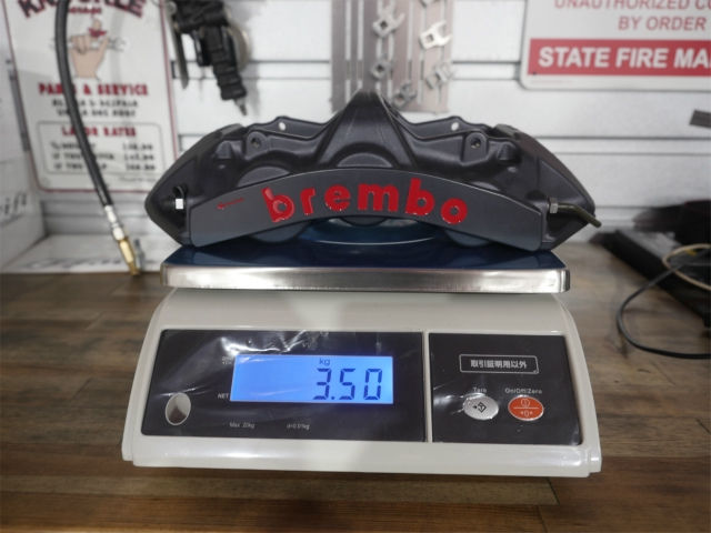 デジタル秤で計測される3.50kgのBrembo製ブレーキキャリパー