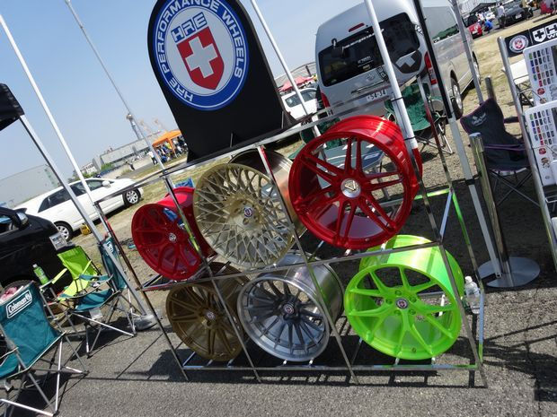 屋外の展示ラックに並ぶHREパフォーマンスホイール