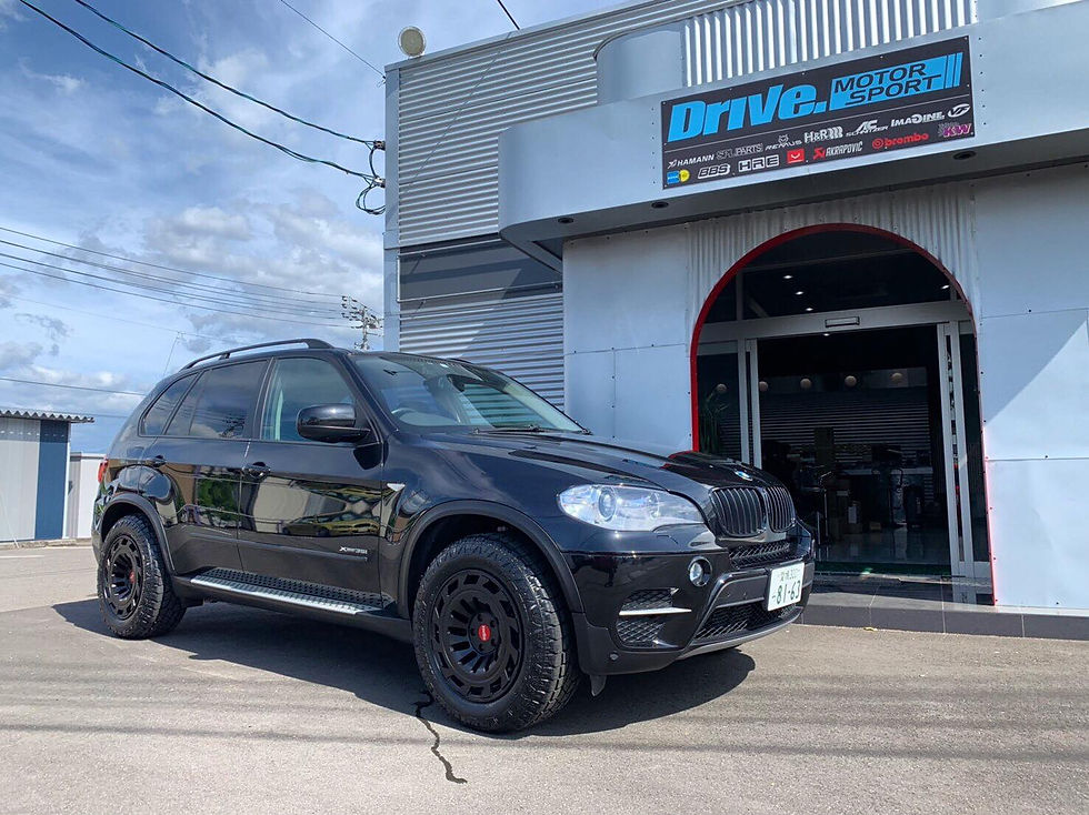 Drive. MOTOR SPORT店舗前に停車する黒のBMW X5