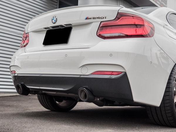 白いBMW M240iのリアビューとマフラー