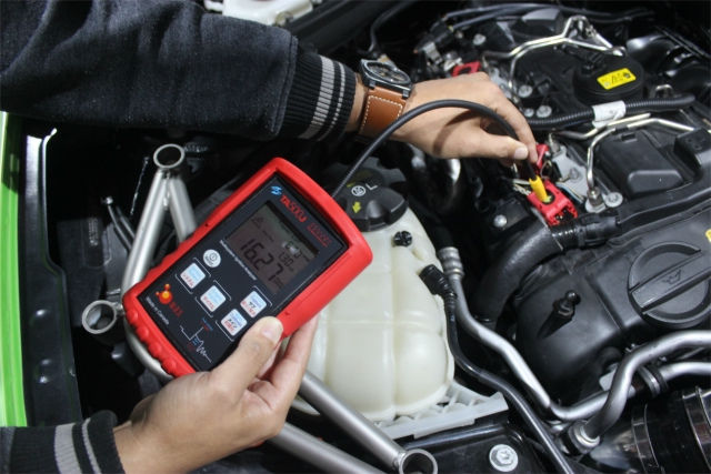 エンジンの点検にTA500Jイグニッションアナライザーを使用する様子
