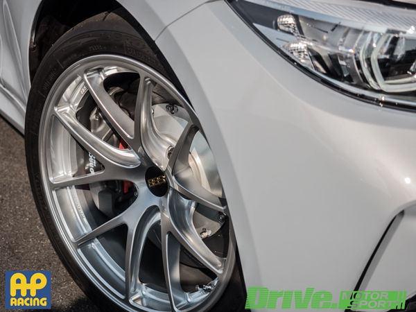 AP RacingのブレーキとBBSホイールを装着した白い車