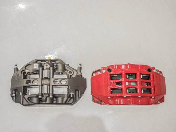 グレーと赤の高性能ブレーキキャリパーの比較