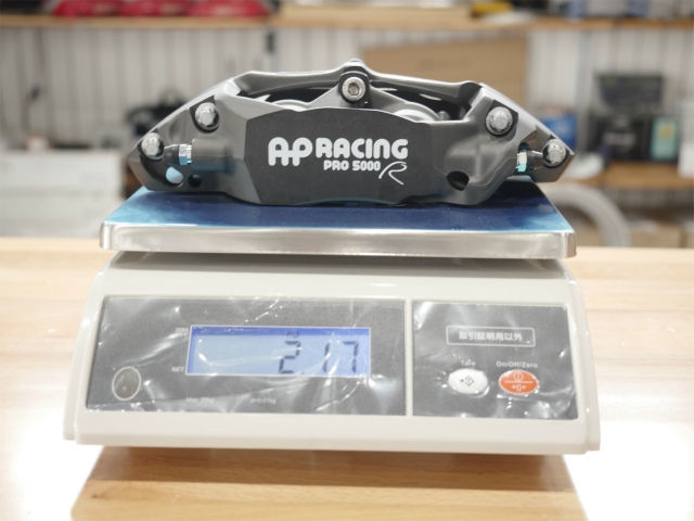 デジタル秤で重さを計測するAP Racing Pro 5000 Rブレーキキャリパー