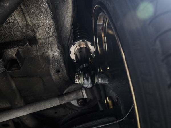 車のホイールの内側に取り付けられたサスペンションシステム