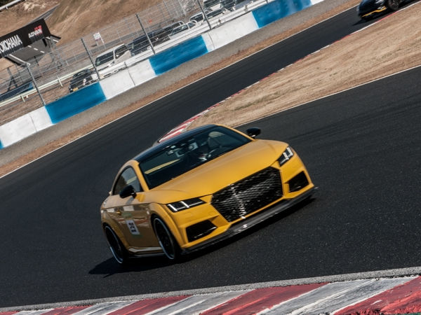 サーキットを走る黄色いAudi