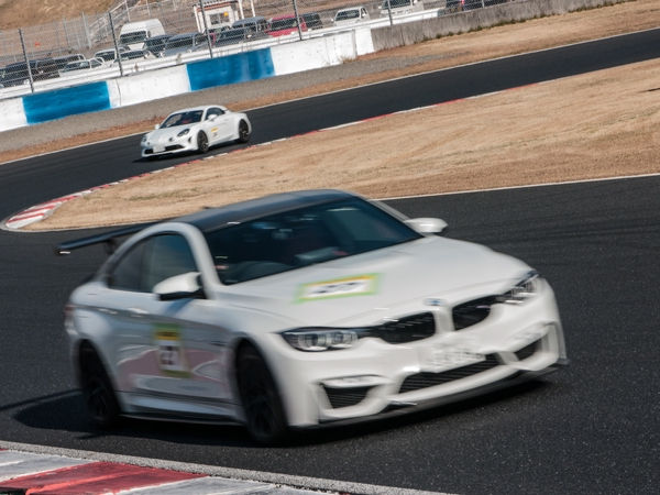サーキットを走る白いBMW Mモデル