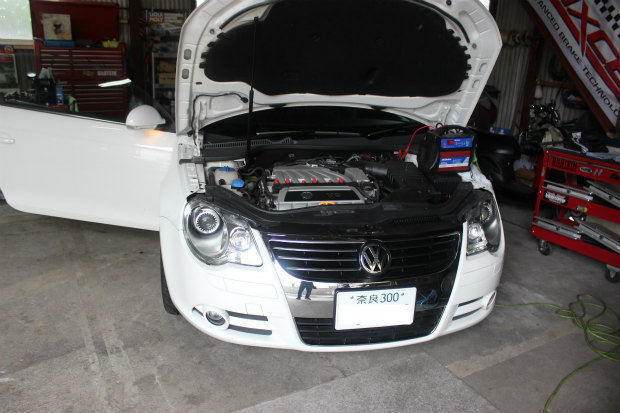 ボンネットを開けて診断中の白いVolkswagen