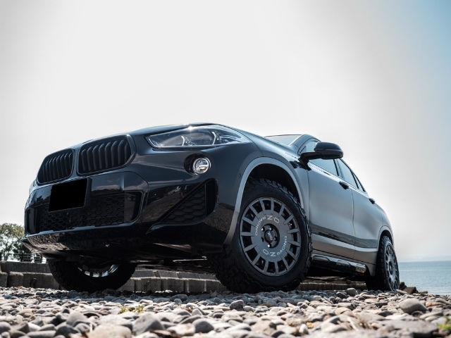 OZ Racingホイールを装着した黒のBMW X2