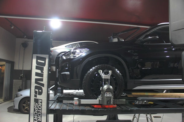 Drive. MOTOR SPORTでの4輪アライメント調整の様子