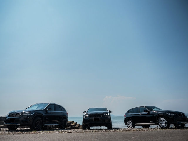 海岸沿いに並ぶ黒のBMW SUV3台