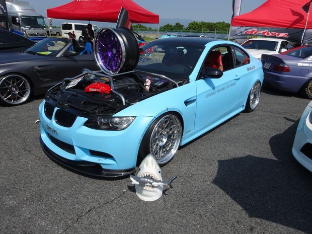 水色のカスタムBMW E92 M3と展示された紫のホイール